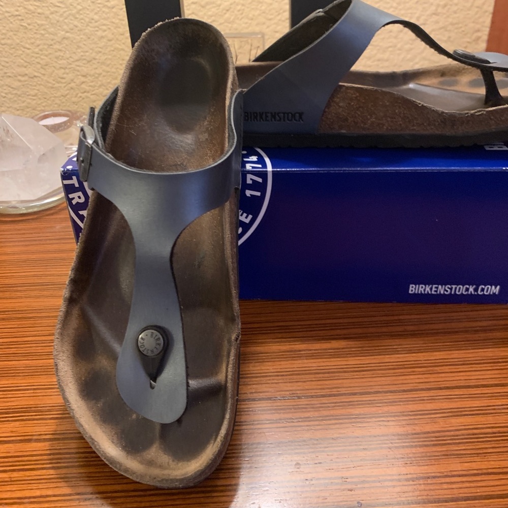 Birkenstock Gizeh size 39 (8- 8.5)